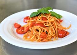 Lago di Como, spaghetti al pomodoro a 45 euro e scoppia la polemica sui social