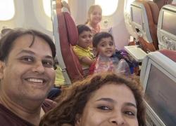 Incidente aereo India, l’ultimo selfie della famiglia Joshi prima dello schianto, il volo per Londra per iniziare una nuova vita