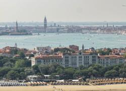 Hotel des Bains Lido di Venezia, raggiunto accordo con le banche per riqualificazione. Tutti sperano sia la volta buona per la sua rinascita dopo anni di abbandono