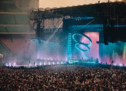 I segreti dietro ai concerti negli stadi, il ruolo dei promoter e dei tour manager nei live e il problema del secondary ticketing
