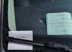 Roma, studente parcheggia su strisce blu senza pagare e lascia biglietto ai vigili: "Vi prego, ho la Maturità, ho girato per 20 minuti", multato lo stesso