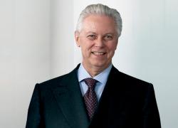 Stefano Pessina liquida una holding lussemburghese e riorganizza la struttura dopo la cessione di Walgreens