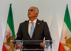 Iran, figlio ex Scià di Persia Reza Pahlavi contro Khamenei: “Regime islamico sta crollando, è il nostro momento del Muro di Berlino” – VIDEO