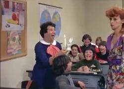 Morte Alvaro Vitali, Pierino a scuola mostra un wc con una candela alla maestra: "È Chicago di notte" - VIDEO