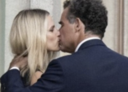 Michelle Hunziker, scatta il bacio con Nino Tronchetti Provera durante una passeggiata mano nella mano, "si frequentano da almeno sei mesi" - FOTO