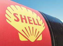 Shell, verso l'acquisto di BP, fusione da 300 miliardi, ma la "conchiglia" smentisce: "falso sono solo speculazioni"