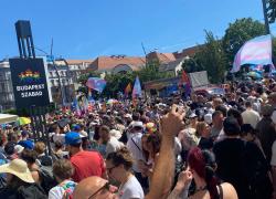 Gay Pride di Budapest, partito Patria Nostra blocca sfilata pro-Lgbtq: “Se la polizia non ferma marcia, lo facciamo noi con i nostri mezzi”