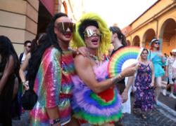 Il contestato gay pride di Budapest: il trionfo del capitalismo arcobaleno, con la sinistrash italiana presente