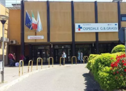 Ostia, 40enne brasiliano trovato ferito in un carrello della spesa, sul corpo segni di torture, al collo cartello con la scritta "infame"