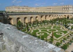 Versailles, bambina di 10 anni americana morta per infarto, malore improvviso mentre visitava i giardini, problemi di salute pregressi