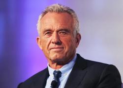 Usa, Kennedy Jr: "Revocata autorizzazione all'uso d'emergenza del vaccino Covid usata per giustificare obblighi, siero gratis solo per fragili"
