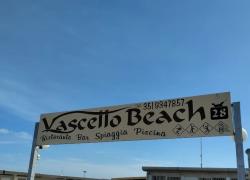 Lido degli Estensi, maranza devastano spiaggia, titolare Vascello Beach: “Quei teppisti sfasciano lettini e sradicano ombrelloni”