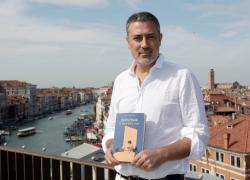 Il vincitore del Premio Strega, Andrea Bajani, mette in guardia dal patriarcato: la solita narrazione politicamente corretta