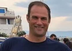 Addio a Luca Tranzillo, morto a 52 anni per infarto mentre svolgeva la Traversata dello Stretto di Messina l’atleta e istruttore FIN