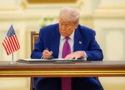 Dazi Trump, il tycoon minaccia tariffe del 200% su prodotti farmaceutici e 50% su rame, poi sull’Ue: “Lettera in arrivo entro 2 giorni”