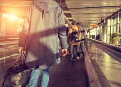 Bagagli a mano nei voli low cost, compagnie e viaggiatori  in attesa della decisione della plenaria UE sulla giungla - tariffe 