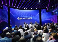 Palinsesti Mediaset 2025-26, Berlusconi annuncia debutto di Max Giusti, Simona Ventura al Gf, Nuzzi al posto di Myrta Merlino a “Pomeriggio Cinque”