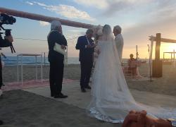 Il matrimonio di Armando Magnelli ed Eva Gozzoli sulla spiaggia a Forte dei Marmi, uno degli eventi più glamour dell’estate versiliese, l’emozionante 'Sì' davanti un parterre d'eccezione 
