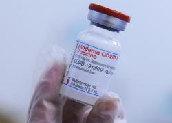 Vaccino Covid Moderna, FDA insiste e approva siero nei bambini a partire da 6 mesi, l'allarmismo di Bancel: "Virus ancora una minaccia"