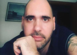 Milano, 44enne Davide Pasqualini accoltella e uccide madre di 73 anni, poi il suicidio buttandosi dall'8° piano, la tragedia in via Scheiwiller, zona Corvetto