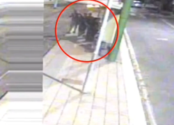 Milano "favelas", le immagini dell'accoltellamento di un 32enne in attesa del tram in viale Fulvio Testi, dalla rapina alla fuga, fermati due 16enni - VIDEO