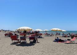 Montalto di Castro (VT), morto 17enne Riccardo Boni sepolto da sabbia in spiaggia, si era introdotto in una buca scavata per gioco con i fratelli e il padre