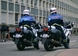 PERSONE ANORMALI - Episodio 28 - Mi scusi, so che interrompo i suoi pensieri ma...la sua bellezza mi ha così colpito che vorrei offrile una coppa di cianuro