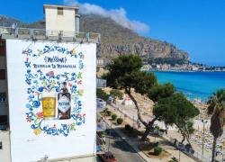Birra Messina, un nuovo murale a Mondello firmato da Alessandra Pennino celebra il legame tra arte, territorio e identità siciliana