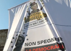 Coldiretti contro von der Leyen: "La sua tecnocrazia costa più dei dazi Usa", sugli striscioni: "Benvenuti a Vonderland, non è Europa" - VIDEO
