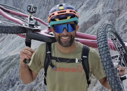 Chi era Andreas Tonelli, il biker estremo morto in un incidente in bici in Val Gardena: precipitato per 200 metri e trovato in un canalone