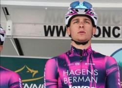 Ciclista Samuele Privitiera morto a 19 anni durante Giro Valle d'Aosta: trauma cranico per impatto con un cancello, casco perso nella caduta