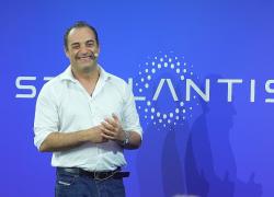 Stellantis, nel primo semestre 2025 perdita netta di €2,3 mld, ricavi a €74,3 mld e consegne globali in calo del 6%; titolo in ribasso del 3%