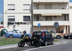 Omicidio-suicidio Pisa, guardia giurata 50enne Alessandro Gazzoli spara a moglie 45enne Samantha Del Grappa con pistola d’ordinanza, poi si toglie vita