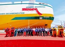 Grimaldi, battezzata in Cina Grande Shanghai, car carrier a 14 ponti, supertecnologica ed ultra green, certificata in Italia per navigare ad ammoniaca