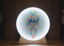 Bollettino caprese. Da un lato i leoni di Carla Chiusano dall’altra la Sfinge. In mezzo l’arte di The Prism, l’Illuminato.

