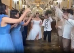 Filippine, spopola la moda dei matrimoni in chiese allagate: sposi e invitati con acqua alle ginocchia, necessarie pillole di doxiciclina contro le infezioni - VIDEO
