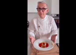 Bruno Barbieri e il soufflé dedicato a Jannik Sinner a base di carote: "Ecco il piatto per il Re che ha vinto Wimbledon" - VIDEO