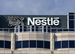 Nestlé, nel 1H 2025 rallentamento delle vendite, utile netto pari a circa €5,64 miliardi  (-10,3%); guidance confermata