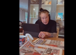 L'ultimo video di Ozzy Osbourne 48 ore prima della morte, il "buongiorno" ai fan accanto alla figlia e al nipotino mentre ascolta la musica