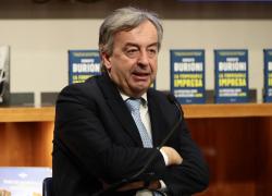 Il dottor Roberto Burioni si infuria sui social con chi parla di effetti collaterali dei vaccini Covid: per lui non esistono?