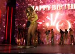 Jennifer Lopez perde la gonna sul palco durante un concerto in Polonia: "Sono qui in mutande"; poi la lancia in mezzo al pubblico - VIDEO