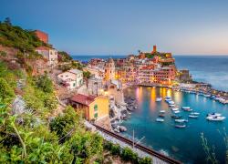 Vernazza, turista rischia di annegare per scattare una foto al mare in tempesta, sindaco pronto a vietare i selfie