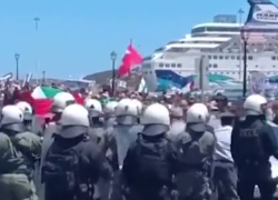 Grecia, proteste contro l'arrivo di una nave da crociera israeliana a Creta, i manifestanti durante lo sbarco: "Palestina libera" - VIDEO