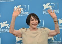 Addio ad Adriana Asti, morta nel sonno a 94 anni l’attrice di teatro e cinema, lavorò anche con Strehler, Visconti, Pasolini, Ronconi e Bertolucci