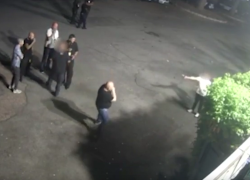 Spari al Fiesta a Roma, il VIDEO dell'agguato al buttafuori: cliente respinto torna armato di pistola e apre il fuoco contro gli addetti che fumano