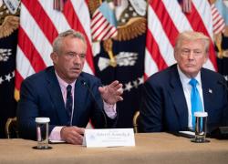 Usa, Trump avverte Big Pharma e invia lettere a 17 ceo di aziende: "O abbassate prezzi farmaci da prescrizione o pagherete con sanzioni"