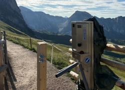 Val Gardena, installato il tornello a pagamento del sentiero Seceda con la gabella da 5 euro per i forestieri