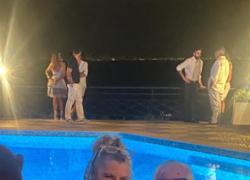 In ginocchio da te Peppino (di Capri) alla Certosa.  Andrea Bocelli canta a sorpresa ( di nuovo) nella chiesa della Piazzetta. Ma le ovazioni sono per il primo.