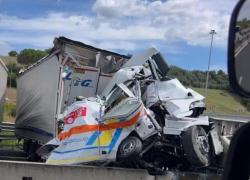 Maxi incidente sull'A1, tir si schianta contro guardrail e invade corsia opposta, almeno 3 morti e 15 feriti, travolti 6 veicoli, tra cui ambulanza - VIDEO