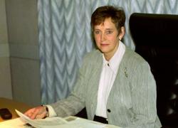 Addio a Stella Rimington, morta a 90 anni la prima donna a dirigere l’MI5, guidò i servizi segreti Uk dal 1992 al 1996